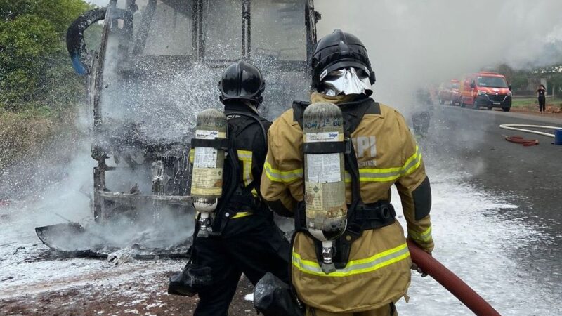 Incêndio em ônibus na BR-343 próximo a Altos é controlado pelo Corpo de Bombeiros; nenhum passageiro ficou ferido