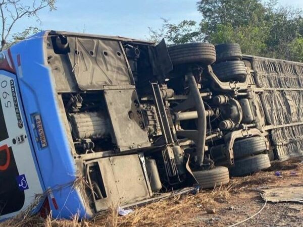 Acidente com ônibus da empresa Guanabara tomba e deixa dois mortos