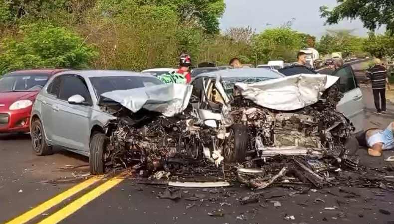 Colisão entre veículos na BR-343 deixa 5 pessoas feridas; uma das vítimas ficou presa às ferragens