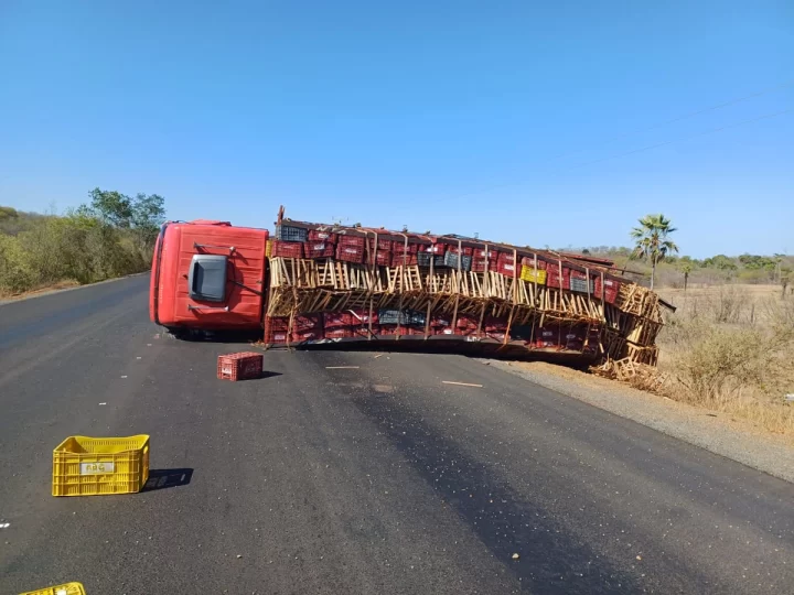 Caminhão tomba após acidente na BR-222 em Piripiri