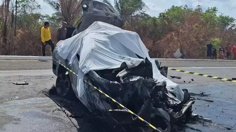 Colisão frontal entre carro e carreta deixa 4 mortos na BR-343 no Piauí