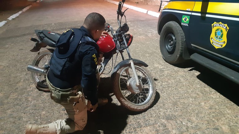 PRF no Piauí apreende motocicleta com sinais de adulteração e prende homem por receptação em Esperantina