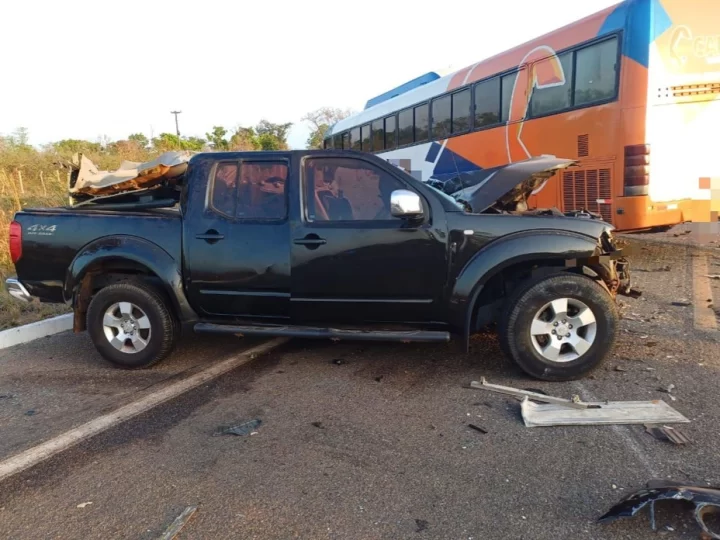 Homem morre após colisão entre ônibus e caminhonete em Piracuruca