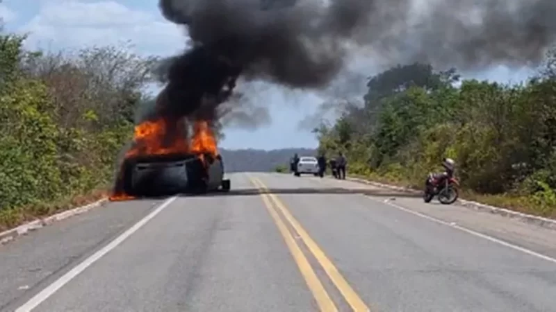 Mulher fica ferida após carro capotar e pegar fogo na BR-343