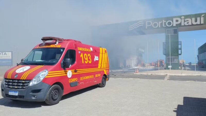 Vídeo: Incêndio de grandes proporções atinge Porto de Luís Correia; área é isolada