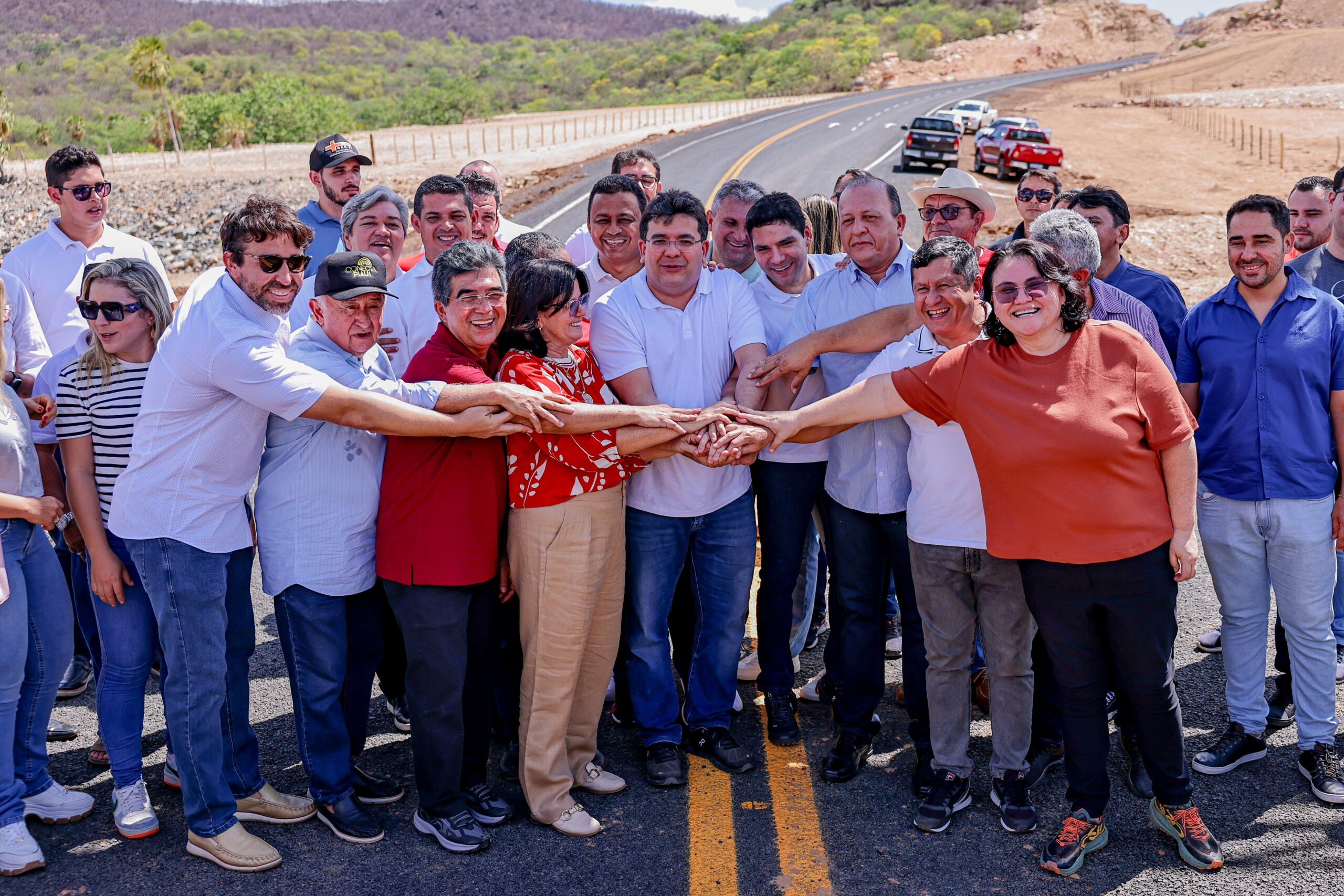 Em Domingos Mourão, governador Rafael Fonteles entrega rodovia PI-258 e quadra poliesportiva