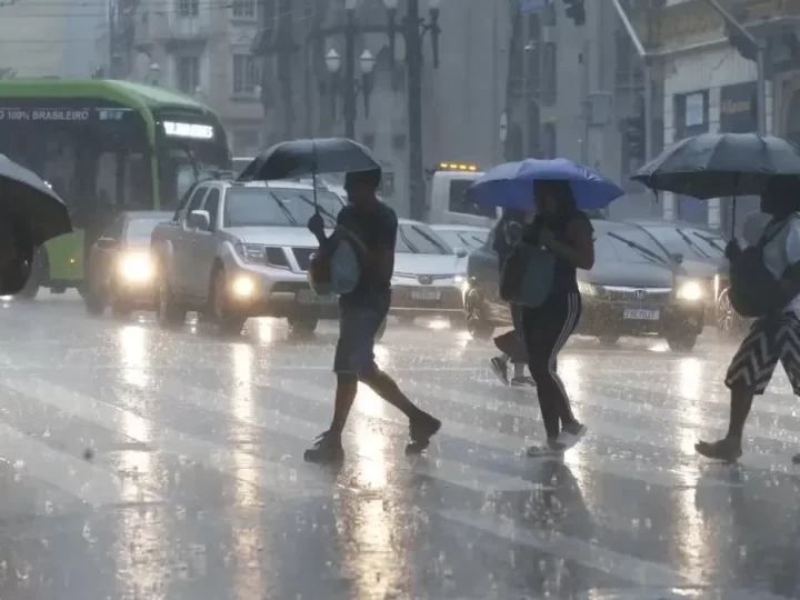 Tempestades e chuvas intensas atingem 19 estados, com risco de alagamento