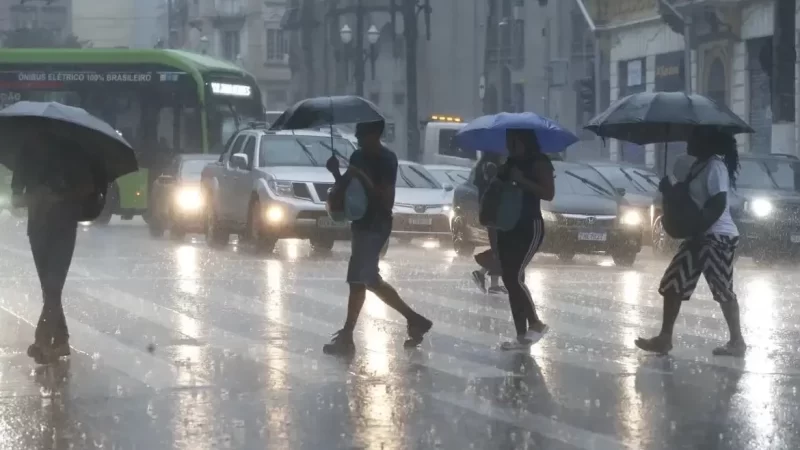 Tempestades e chuvas intensas atingem 19 estados, com risco de alagamento