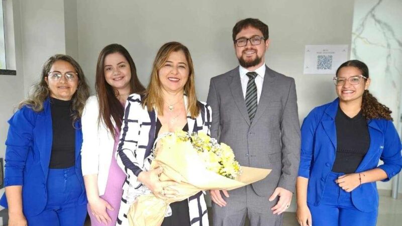 Dra. Carmen Gean retorna ao seu escritório de advocacia e é recebida com flores