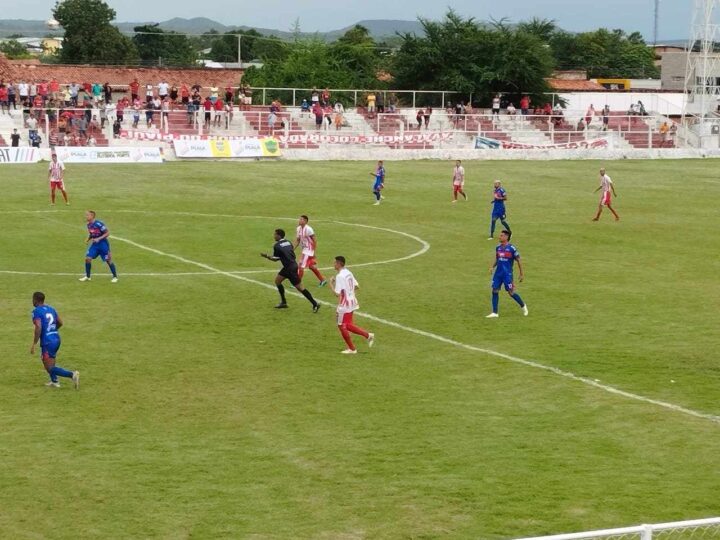 Em jogo com ataque de abelhas, Piauí vira partida e vence 4 de Julho em Piripiri