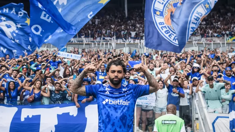 Gabigol é apresentado pelo Cruzeiro em um Mineirão lotado