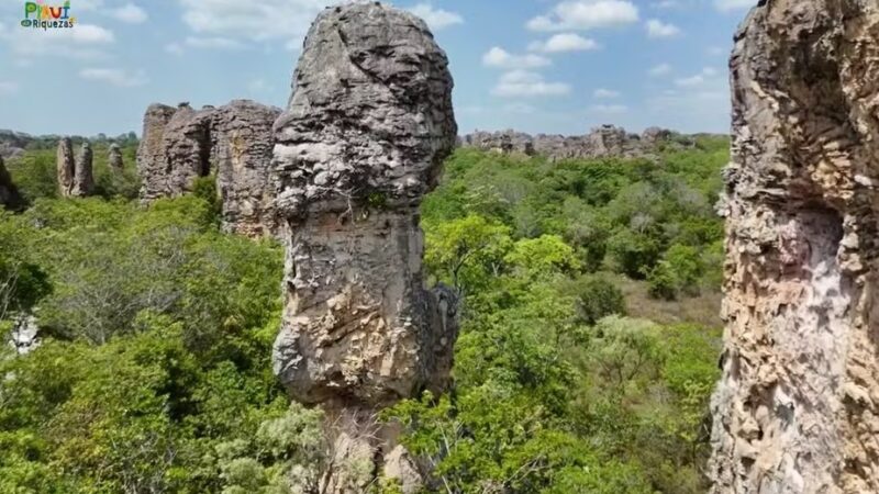 Formações rochosas lembram cabeça de imperador e realizam desejos de visitantes em parque de Piracuruca