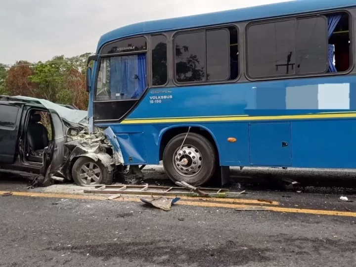 Colisão entre picape e ônibus deixa 1 morto e 10 feridos no Piauí