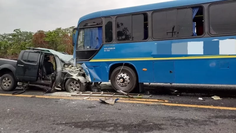 Colisão entre picape e ônibus deixa 1 morto e 10 feridos no Piauí