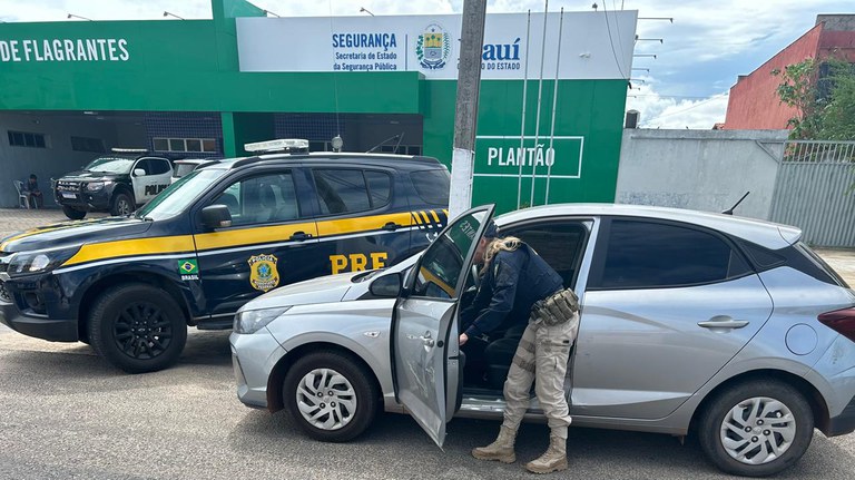 PRF recupera veículo roubado em Parnaíba