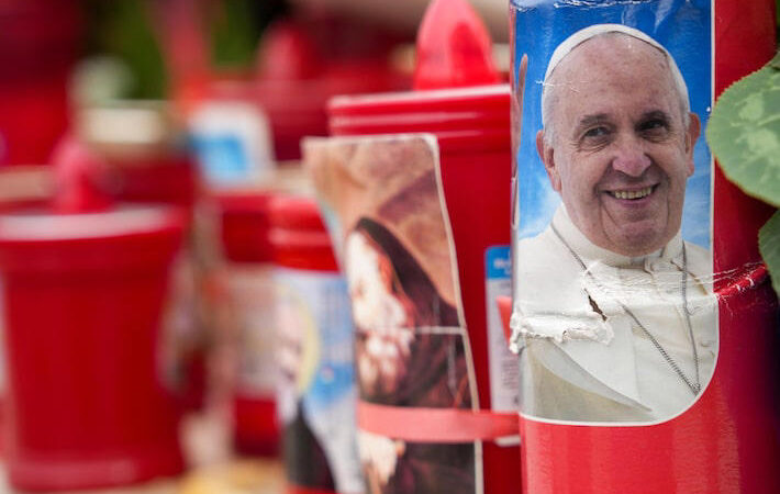 Papa Francisco está com pneumonia bilateral, informa o Vaticano