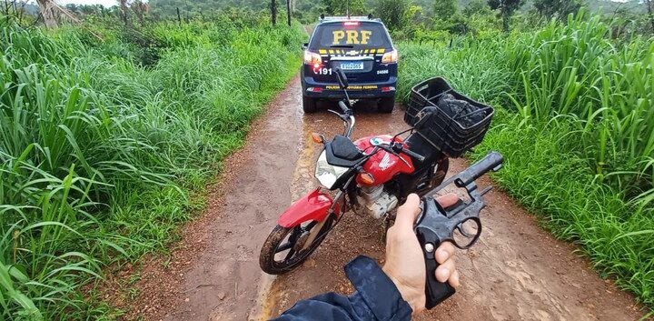 PRF prende homem com mandado de prisão por roubo e recupera motocicleta que havia sido roubada momentos antes