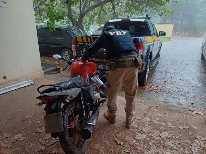 PRF no Piauí apreende moto clonada em Piracuruca