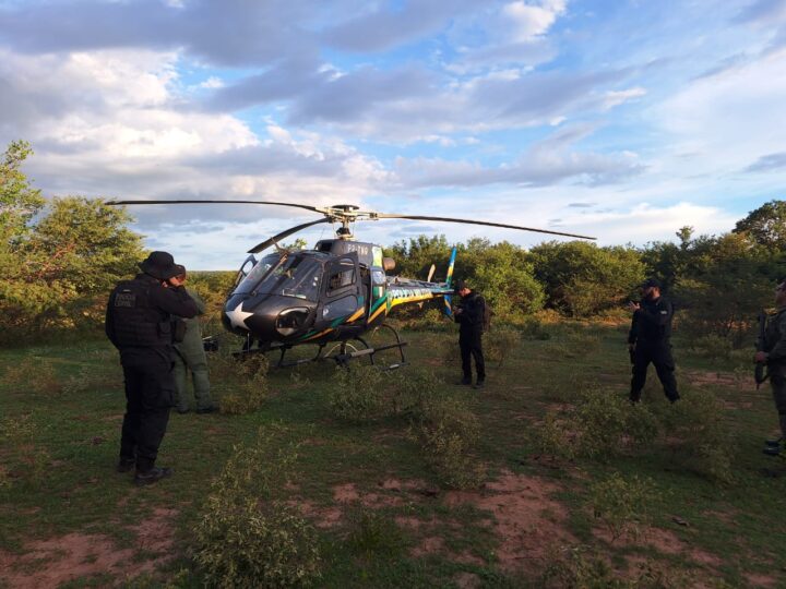 Helicóptero da PMPI é enviado para reforçar buscas por suspeito de matar grávida e filhos em Paquetá do Piauí