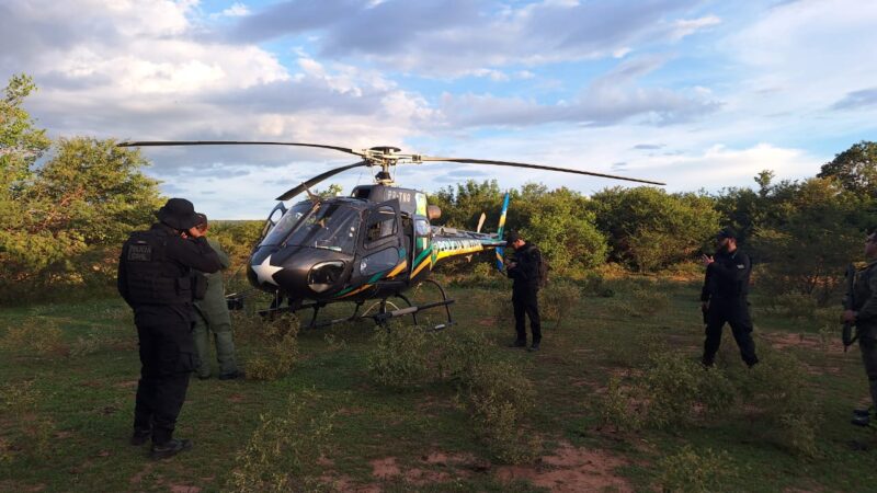 Helicóptero da PMPI é enviado para reforçar buscas por suspeito de matar grávida e filhos em Paquetá do Piauí