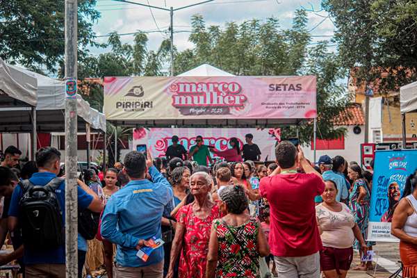 Prefeitura de Piripiri realiza evento em comemoração ao Dia da Mulher na Praça da Bandeira