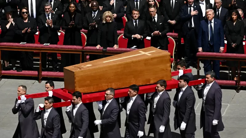 Corpo de papa Francisco é sepultado na Basílica de Santa Maria Maior