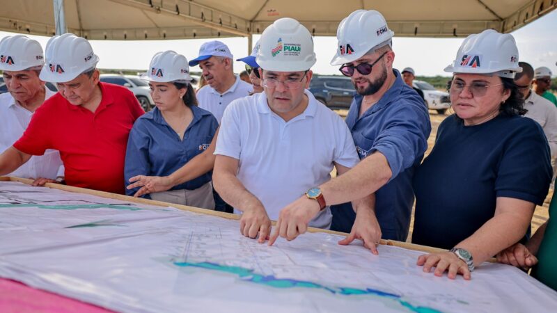 Ao lado da prefeita Jôve Oliveira, Rafael Fonteles inaugura pavimentação de ruas, entrega a reforma de escola e vista obras de Parque Empresarial em Piripiri