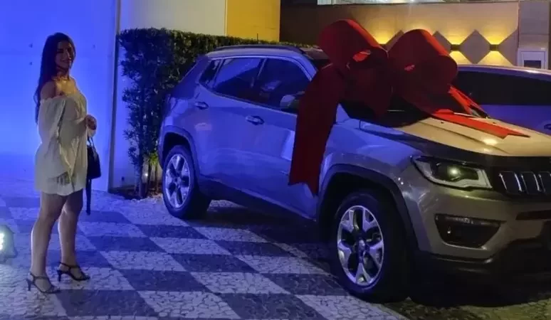 Funcionária ganha carro em sorteio de empresa e diz ter sido demitida sem motivo após reclamar de veículo