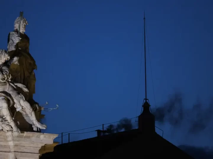 Fumaça preta: cardeais ainda não escolheram papa