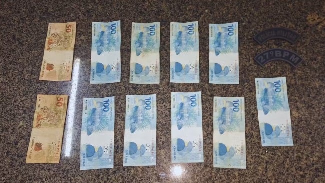 Caixa eletrônico ‘solta’ R$ 1 mil reais e casal devolve valor à polícia em Parnaíba