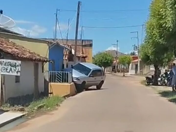 Motorista perde o controle da direção e invade residência em Luzilândia