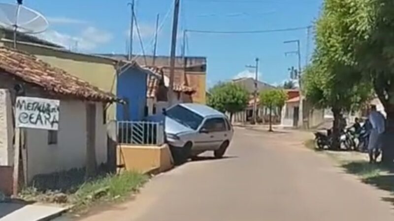 Motorista perde o controle da direção e invade residência em Luzilândia