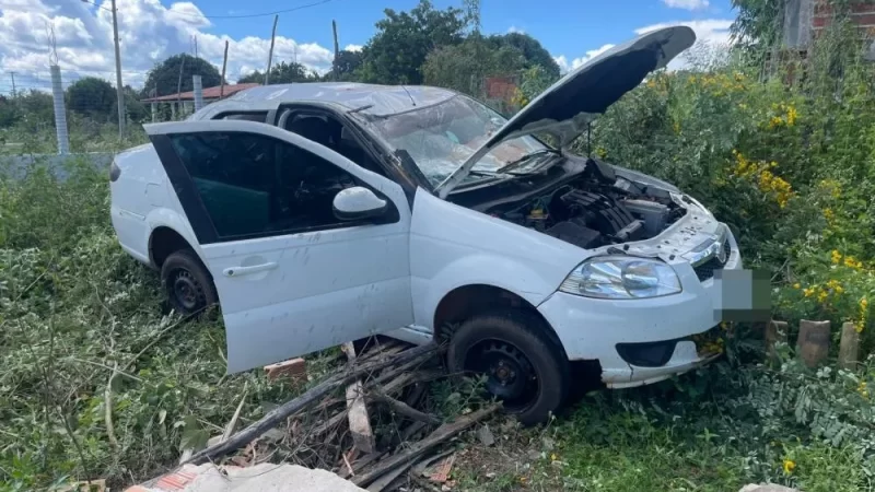 Carro com quatro pessoas capota e colide com muro em Pedro II