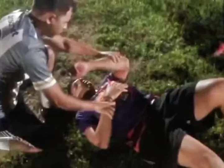 Fio se rompe sobre campo de futebol e causa choque elétrico em três atletas