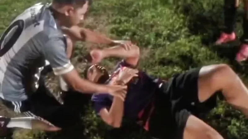Fio se rompe sobre campo de futebol e causa choque elétrico em três atletas