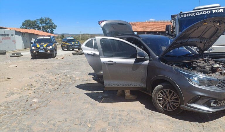 PRF recupera veículo roubado durante fiscalização em Floriano