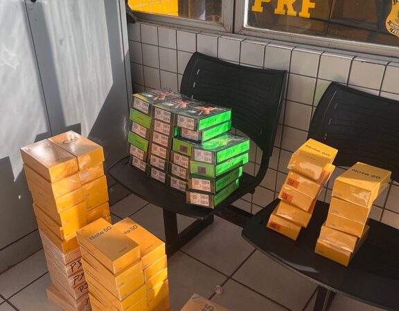 PRF apreende 85 celulares sem nota Fiscal em caminhão tombado em Rodovia no Piauí