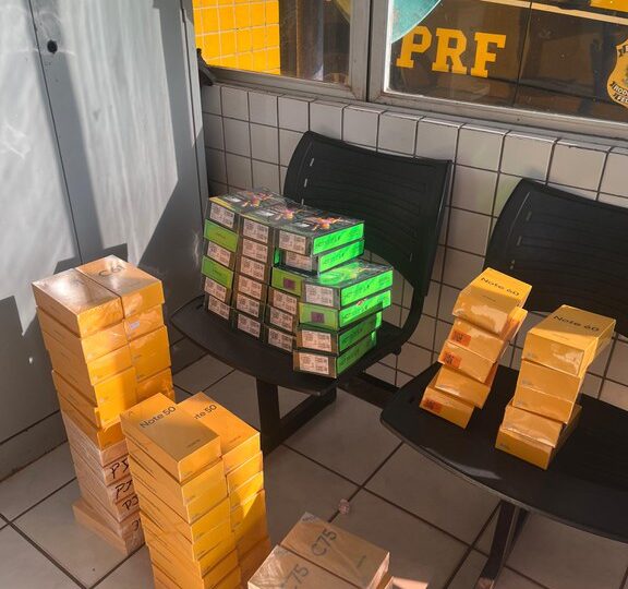 PRF apreende 85 celulares sem nota Fiscal em caminhão tombado em Rodovia no Piauí