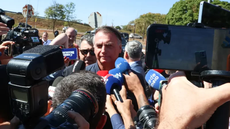 PF cumpre mandados na casa de Jair Bolsonaro, que usará tornozeleira