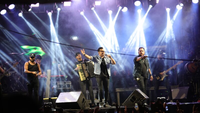 Multidão celebra os 115 anos de Piripiri com grande show na Avenida Aderson Alves Ferreira