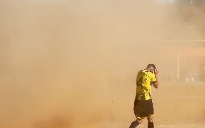 Redemoinho invade campo, paralisa partida amadora e surpreende atletas