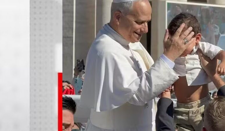 Bebê piauiense de dois anos é abençoado ‘de surpresa’ por papa Leão XIV no Vaticano