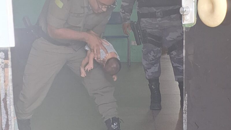 Policiais militares usam manobra de Heimlich e salvam vidas de bebês engasgados