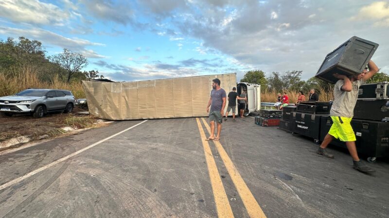 Caminhão com equipamentos de show tomba e fecha a BR-343, em Altos