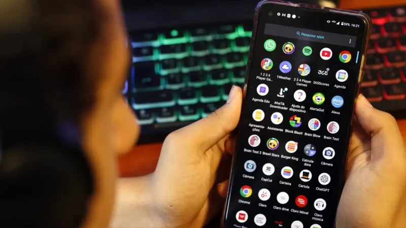 Deputados aprovam urgência de projeto que combate adultização na rede