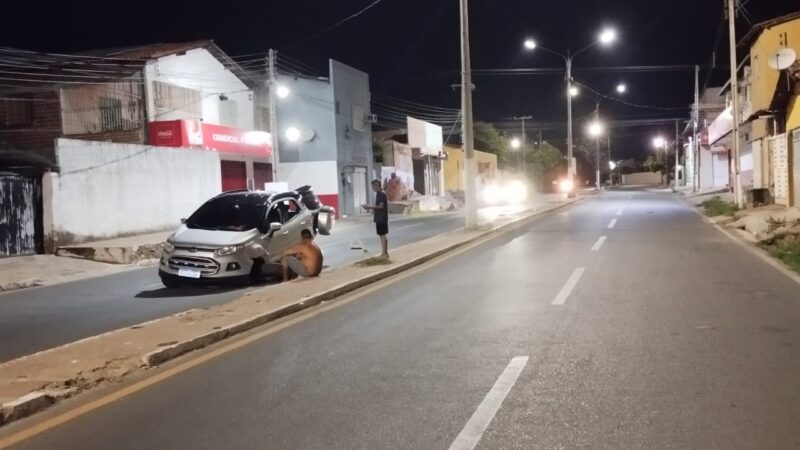 Susto: Motorista perde controle de direção e bate no passeio de avenida em Piripiri