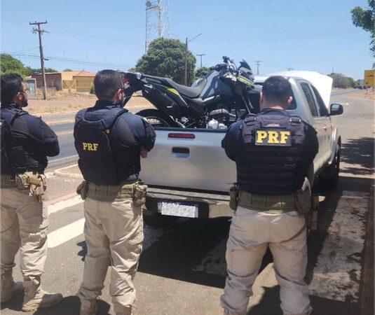 PRF flagra caminhonete roubada transportando moto também roubada