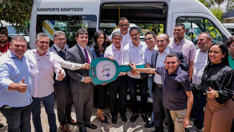 Rafael Fonteles entrega vans adaptadas a 22 municípios e anuncia mais 50 veículos