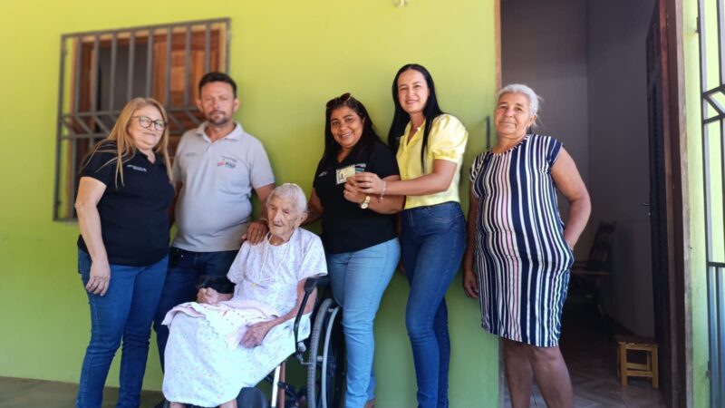 Dona Raimunda, de 104 anos, recebe nova identidade por meio de visita domiciliar em Piripiri