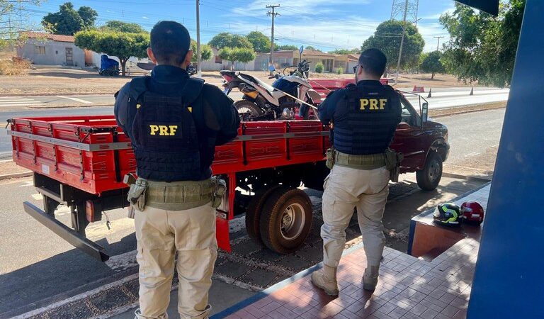 PRF recupera motocicletas roubadas e apreende documento falso em fiscalizações no Piauí